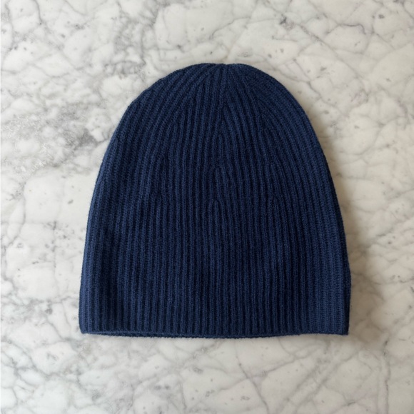 NEW loop cashmere beanie in midnight blue - Picture 2 of 5